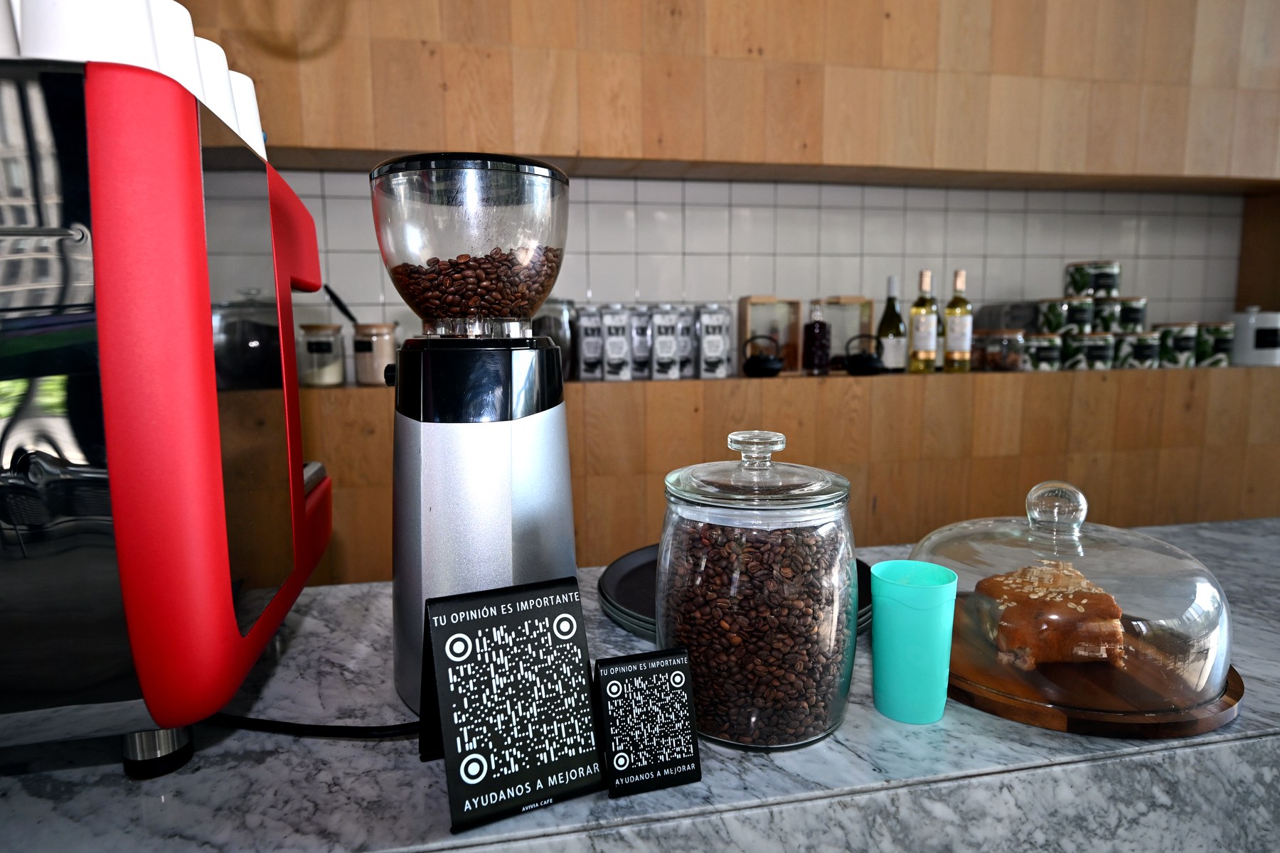 Caf&eacute; & Grab and Go